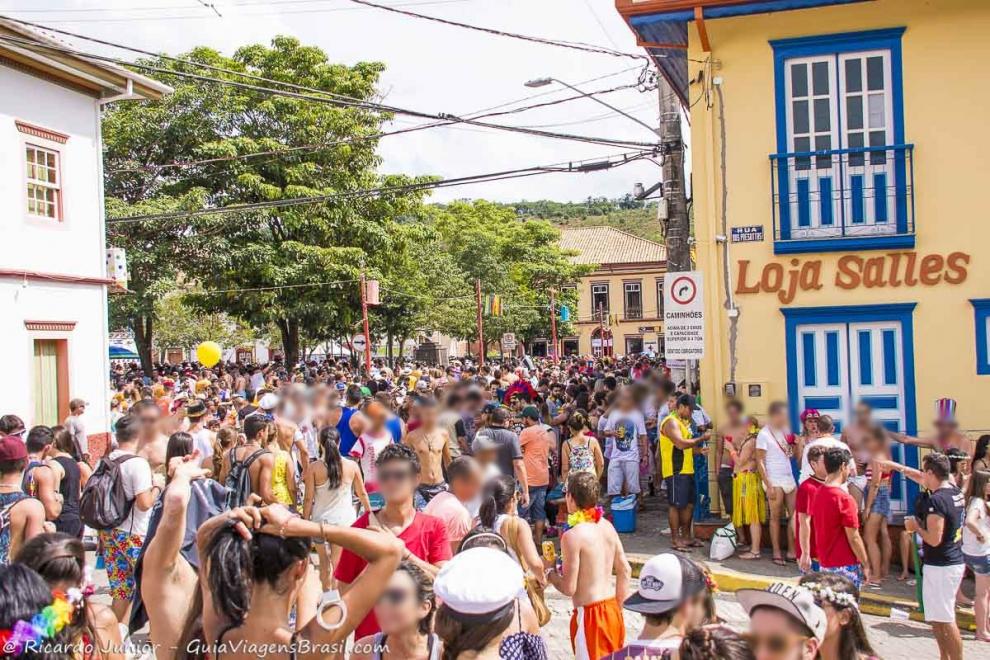 Imagem da entrada da cidade repleta de turistas no carnaval.
